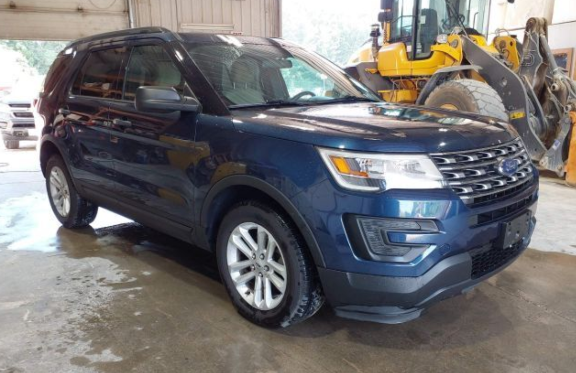 Ford Explorer photographed at a public vehicle auction